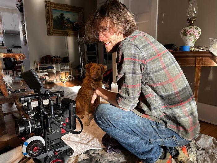 Đạo diễn Ben Leonberg đưa mọi thứ vào tầm nhìn của một chú chó