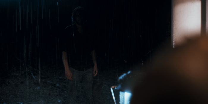 Bầu không khí u ám cùng những màn hù dọa tinh tế tạo nên sức hấp dẫn kinh dị đặc trưng của bộ phim