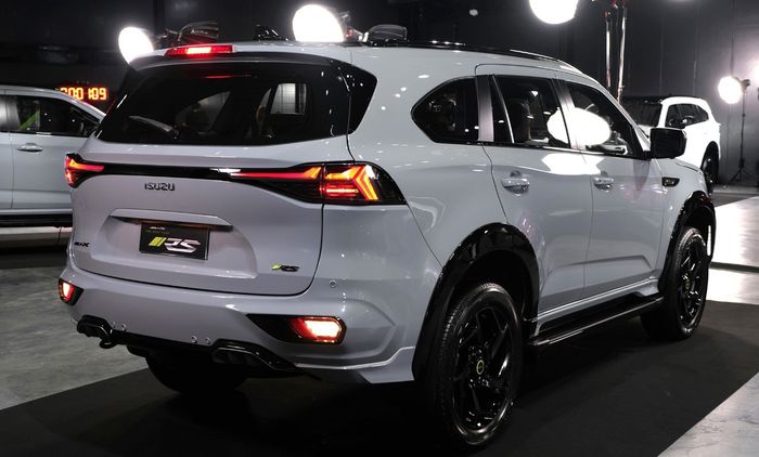Isuzu MU-X 9.jpg