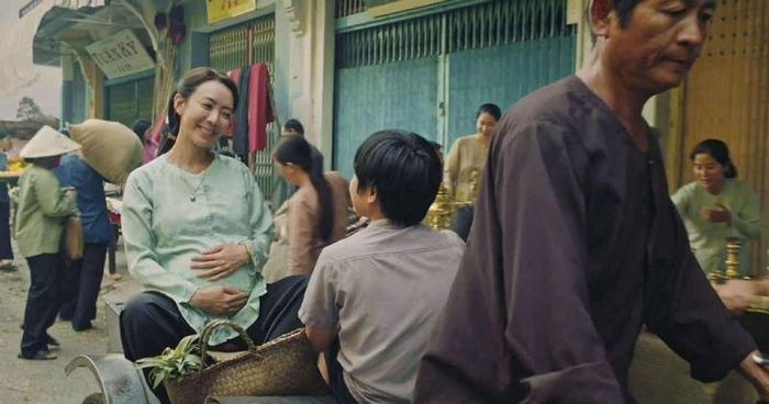 Thu Trang đồng thời đảm nhận vai trò đạo diễn và nữ chính trong Ai Thương Ai Mến.