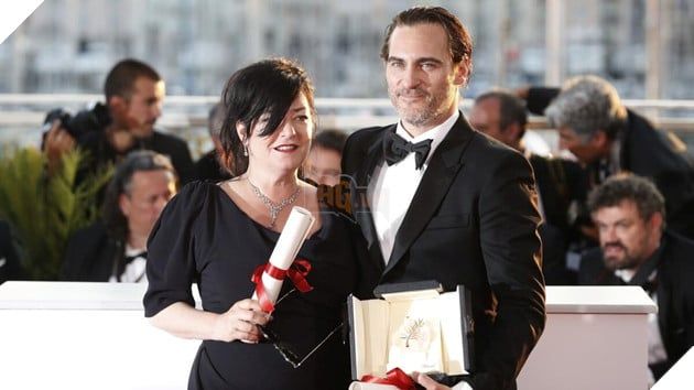 Lynne Ramsay, nhà làm phim tài năng, và Joaquin Phoenix, ngôi sao nổi tiếng.