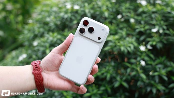 tong-hop-hinh-anh-iphone-17-pro-max-mau-cam-vu-tru-dang-chay-hang-2