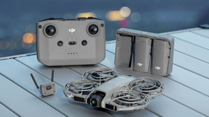 Combo của DJI Neo 2 bao gồm pin và hộp sạc đi kèm.
