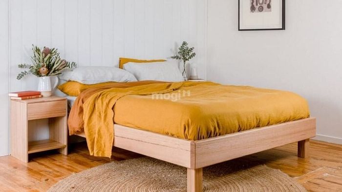 Trong phong thủy phòng ngủ, đầu giường phải được kê sát tường hoặc tủ quần áo để đảm bảo sự vững chãi và ổn định cho gia chủ