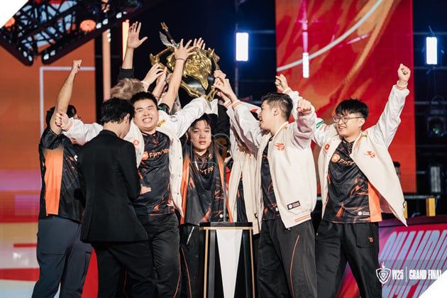 FPT x Flash đã đăng quang ngôi vô địch Đấu Trường Danh Vọng Mùa Đông 2025!