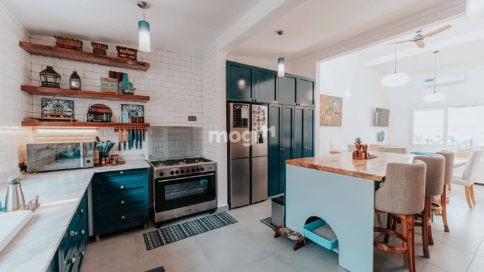 Cần đảm bảo ánh sáng tự nhiên và sự thông gió cho không gian bếp để tạo môi trường lành mạnh và hài hòa.