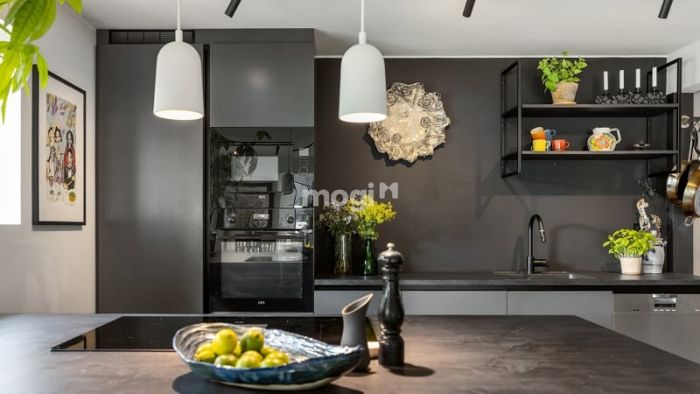 Giữ gìn bếp luôn gọn gàng và sạch sẽ để bảo đảm vượng khí, mang lại sự thịnh vượng và may mắn cho gia đình.