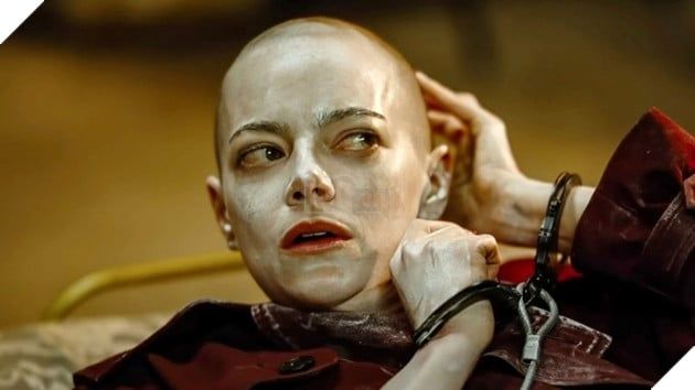 Cảnh Emma Stone với tạo hình cạo trọc đầu trong phim 
