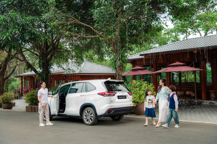 Toyota_Innova_Cross_Family_2.JPG