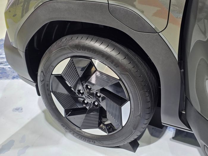 Suzuki eVITARA 13.jpg