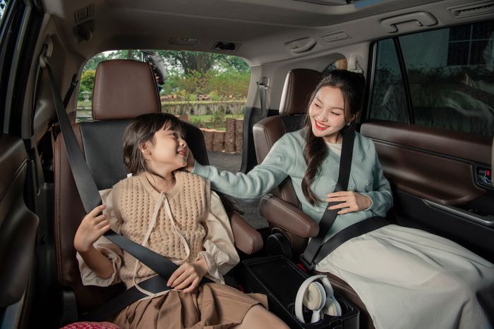 Toyota_Innova_Cross_Family_b_6.JPG