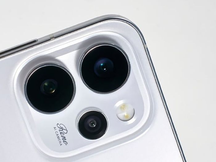Dòng Reno15 vẫn giữ lại thiết kế camera hình vuông ở mặt sau.