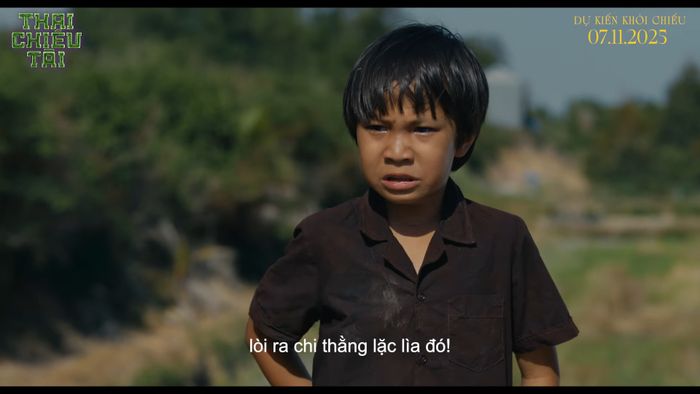 Những tổn thương trong tuổi thơ đã hình thành nên một Nhơn với nhân cách méo mó và đầy uẩn khúc.