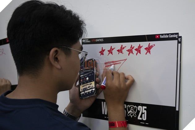 Bầu không khí căng thẳng và đầy hứng khởi tại Viewing Party CKTG 2025 tại Việt Nam 8