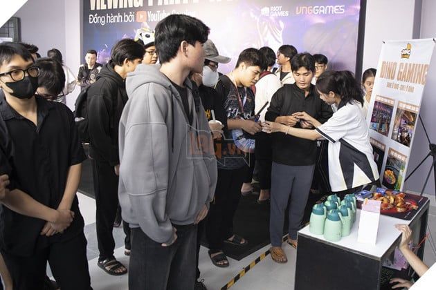 Bầu không khí sôi động của Viewing Party CKTG 2025 tại Việt Nam đã thu hút rất đông người tham gia.