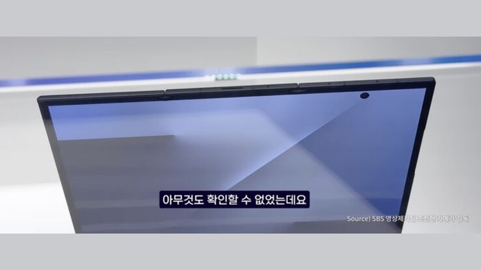 Màn hình gập hai bên của Z TriFold mỏng hơn đáng kể so với phần thân chính giữa.
