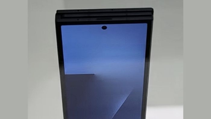 Mẫu Galaxy Z TriFold thực sự dày hơn Z Fold7, điều này khá rõ ràng.