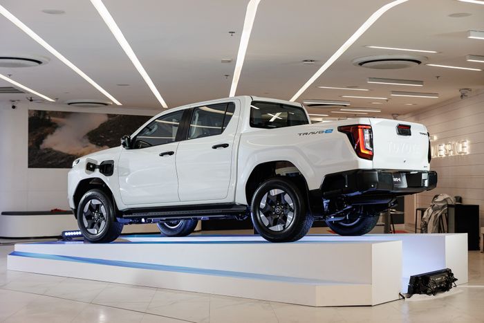 Toyota Hilux BEV 2.jpg