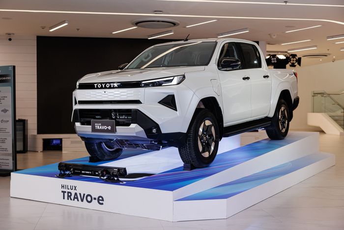 Toyota Hilux BEV.jpg