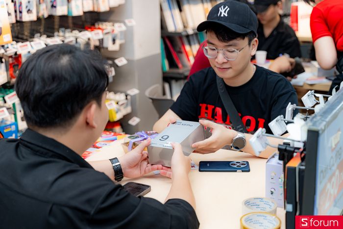 Khách hàng hào hứng bóc seal và trải nghiệm trực tiếp các siêu phẩm mới của OPPO.