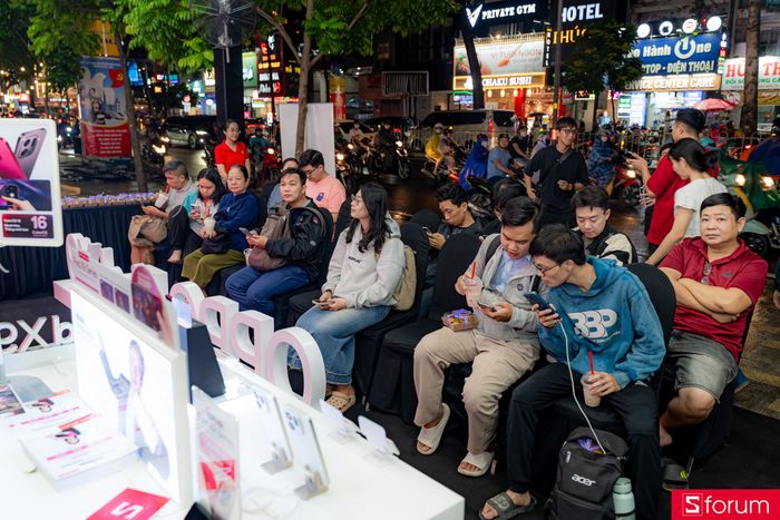 Nhiều khách hàng đã đến để nhận các siêu phẩm mới từ OPPO trong sự kiện mở bán OPPO Find X9 Series.