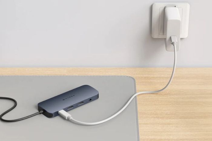 Cho phép sạc thiết bị khi đang dùng với cổng PD 3.1 140W. Cho phép sạc thiết bị khi đang dùng với cổng PD 3.1 140W.