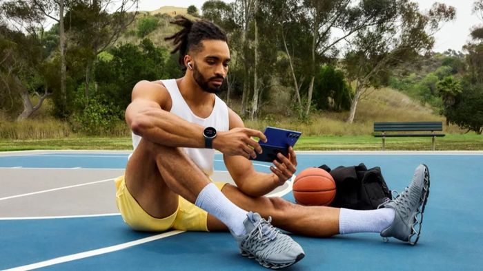Samsung Health trên Galaxy Watch có khả năng hiển thị các chỉ số tập luyện trực tiếp, giúp người dùng dễ dàng theo dõi tiến trình của mình.