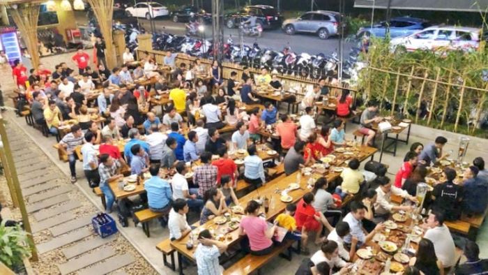 Quán nhậu bình dân tại khu vực vùng ven luôn thu hút lượng khách đông đảo (Nguồn tanphuland.vn)