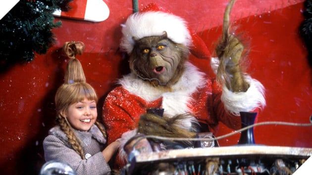 Hình ảnh về Jim Carrey và Taylor Momsen trong bộ phim The Grinch.