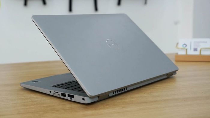 Dell Latitude 5310 thuộc dòng Latitude 5000 series, được thiết kế để đáp ứng nhu cầu công việc của doanh nhân và người dùng văn phòng.