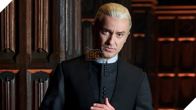 Hình ảnh của Tom Felton trong vai Draco Malfoy trên sân khấu nhạc kịch gần đây.