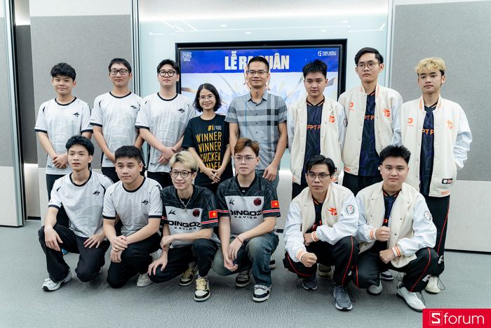 Các vận động viên cùng ông Đỗ Việt Hùng và chị Nguyễn Như Bình chụp ảnh lưu niệm