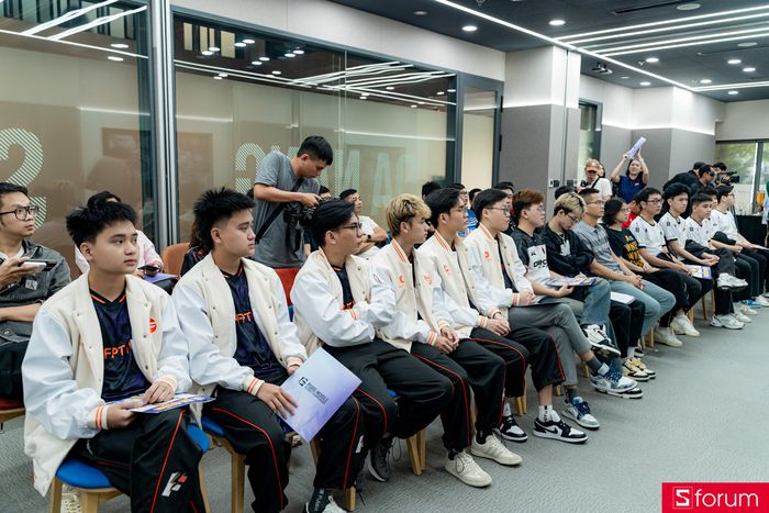 Các tuyển thủ đại diện ba đội tuyển Việt Nam tại buổi lễ ra quân