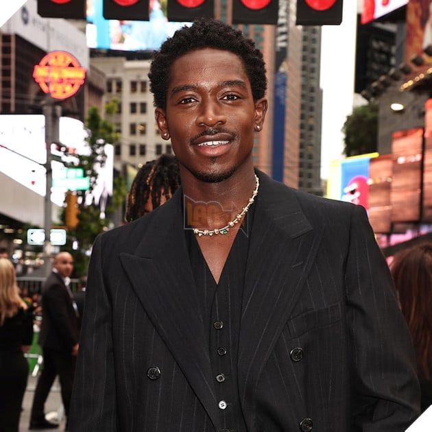 Ảnh về sao nam Damson Idris.