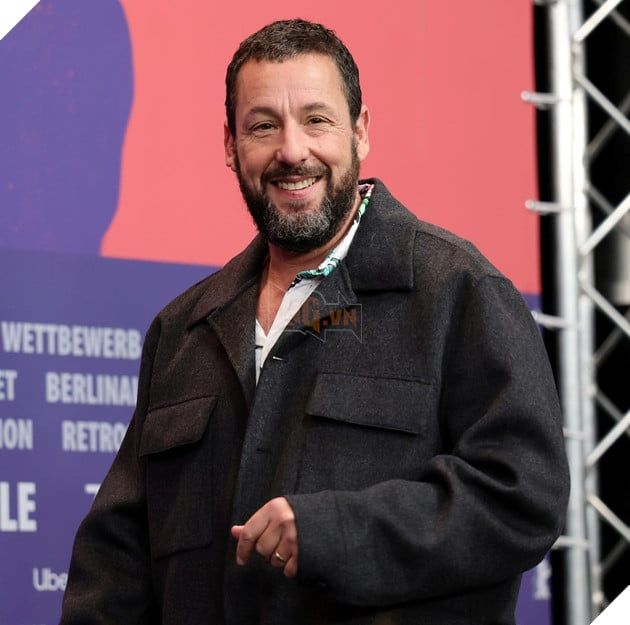 Hình ảnh của Adam Sandler, sao nam nổi tiếng của Hollywood.