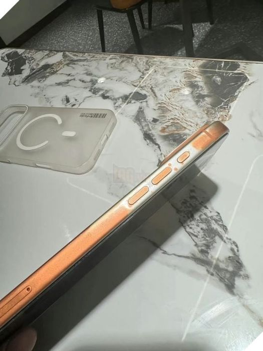 Vỏ iPhone 17 Pro Max màu Cam Vũ Trụ bị bong tróc sau khi lau ướt 2