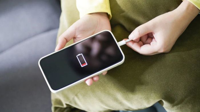 Cách xử lý lỗi iPhone lên táo rồi tắt bằng cách cắm sạc vào iPhone