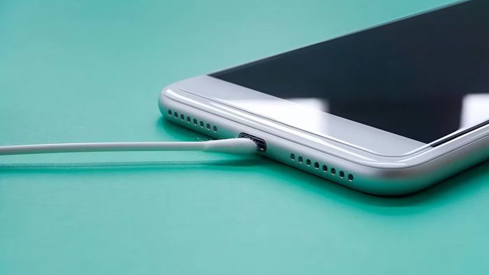 Cách khắc phục tình trạng iPhone sạc lâu đầy pin bằng cách vệ sinh cổng sạc điện thoại