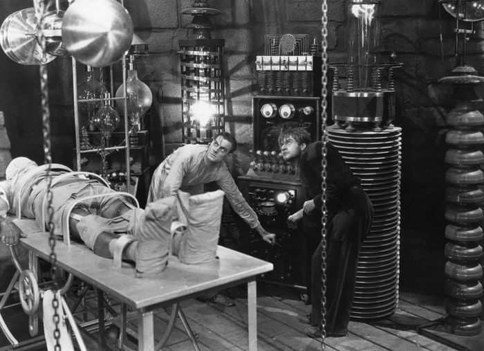 James Whale lại thấy một sự kết hợp giữa nhân tính và quái vật