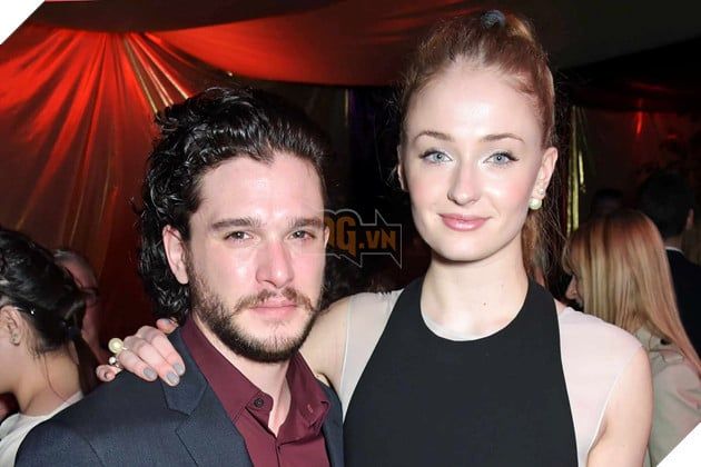 Ảnh chụp của hai diễn viên Kit Harington và Sophie Turner.