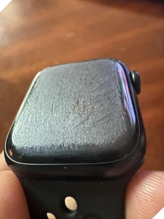 Apple Watch Series 7 'thử thách bền bỉ' với robot hút bụi, liệu thiết bị nào vượt trội hơn?