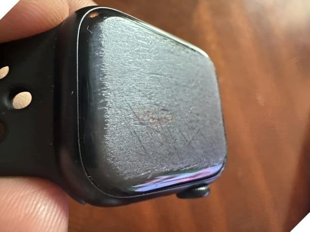 Apple Watch Series 7 đối diện thử thách bền bỉ từ robot hút bụi: Thiết bị nào sẽ chứng minh độ bền tốt hơn?