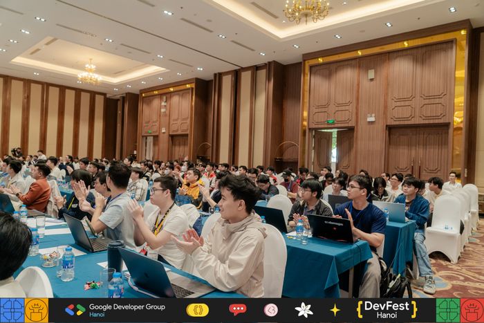 Người tham gia nhiệt tình hưởng ứng mặc dù Tech Talk diễn ra dưới hình thức trực tuyến