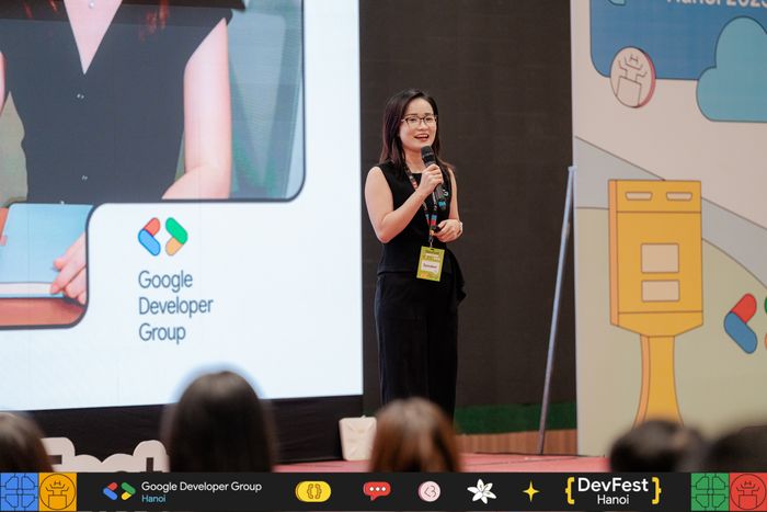 Chị Nhi Nguyễn - Quản lý Cộng đồng và Hệ sinh thái nhà phát triển của Google tại Việt Nam, Thái Lan và Philippines, phát biểu khai mạc tại GDG DevFest Hanoi 2025