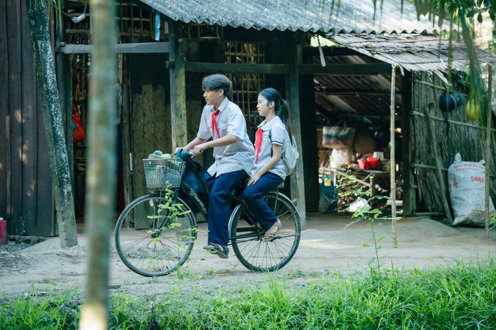 Bối cảnh miền Tây trong phim rất chân thật, còn con người miền Tây lại mang một vẻ đẹp trữ tình đầy cảm xúc.