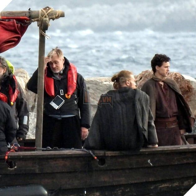 Hình ảnh nhà làm phim Christopher Nolan, sao nam Tom Holland cùng dàn ê kíp sản xuất bộ phim *The Odyssey* trên bãi biển.