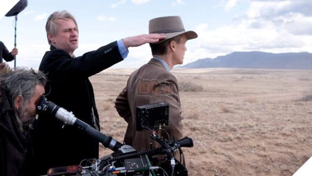 Hình ảnh nhà làm phim Christopher Nolan và dàn ê kíp cùng diễn viên Cillian Murphy khi làm việc chung.