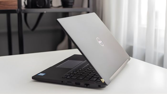 Latitude 7280 phù hợp với nhóm người dùng cần hiệu năng ổn định