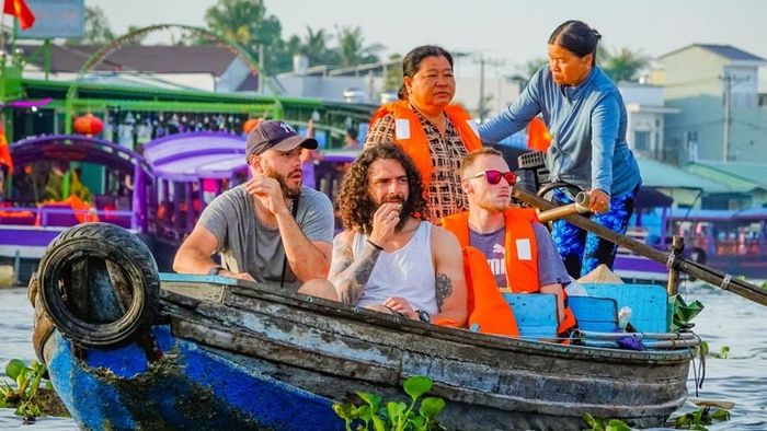 Việt Nam hàng năm đón tiếp một lượng lớn khách du lịch quốc tế.
