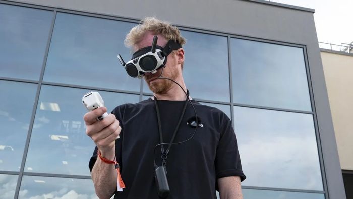 Antigravity A1 kết hợp với kính Goggles và bộ điều khiển chuyển động mang đến trải nghiệm bay độc đáo.